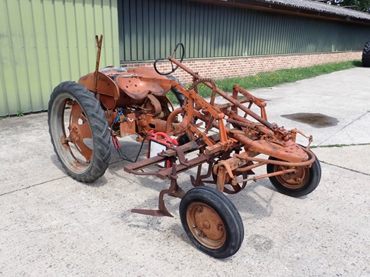 1949 Allis-Chalmers G with plow and cultivator oldtimer te koop